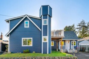 Exterior - NEW! Seaside Castle | Beach | Promenade | Hot tub (Seaside)