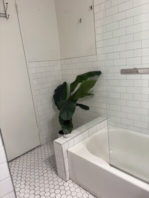 ヘアドライヤー、タオル、石鹸、トイレットペーパー