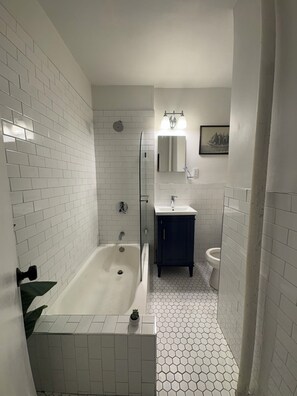 Haartrockner, Handtücher, Seife, Toilettenpapier
