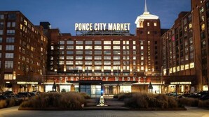 En stor byggnad med flera våningar, och högst upp finns en tydlig skylt med texten ”Ponce City Market”.