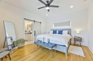 3 bedrooms, iron/ironing board, travel crib, WiFi - New Modern Town-Home with Stunning Rooftop Views (Atlanta)