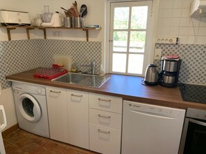 Mikrobølgeovn, ovn, oppvaskmaskin og høy barnestol