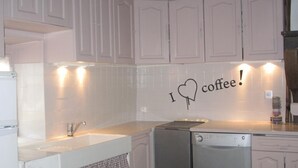 A kitchen with white cabinets, a dishwasher, and a sink. - La Rose des Vents - JALOGNY (JALOGNY)
