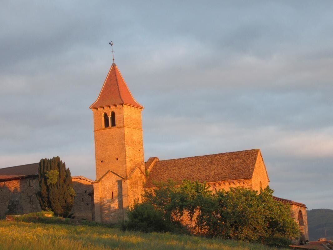 Une église historique dotée d’un imposant clocher et d’un grand portail en arc de cercle.