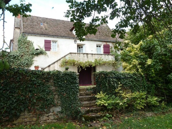 المنشأة من الخارج