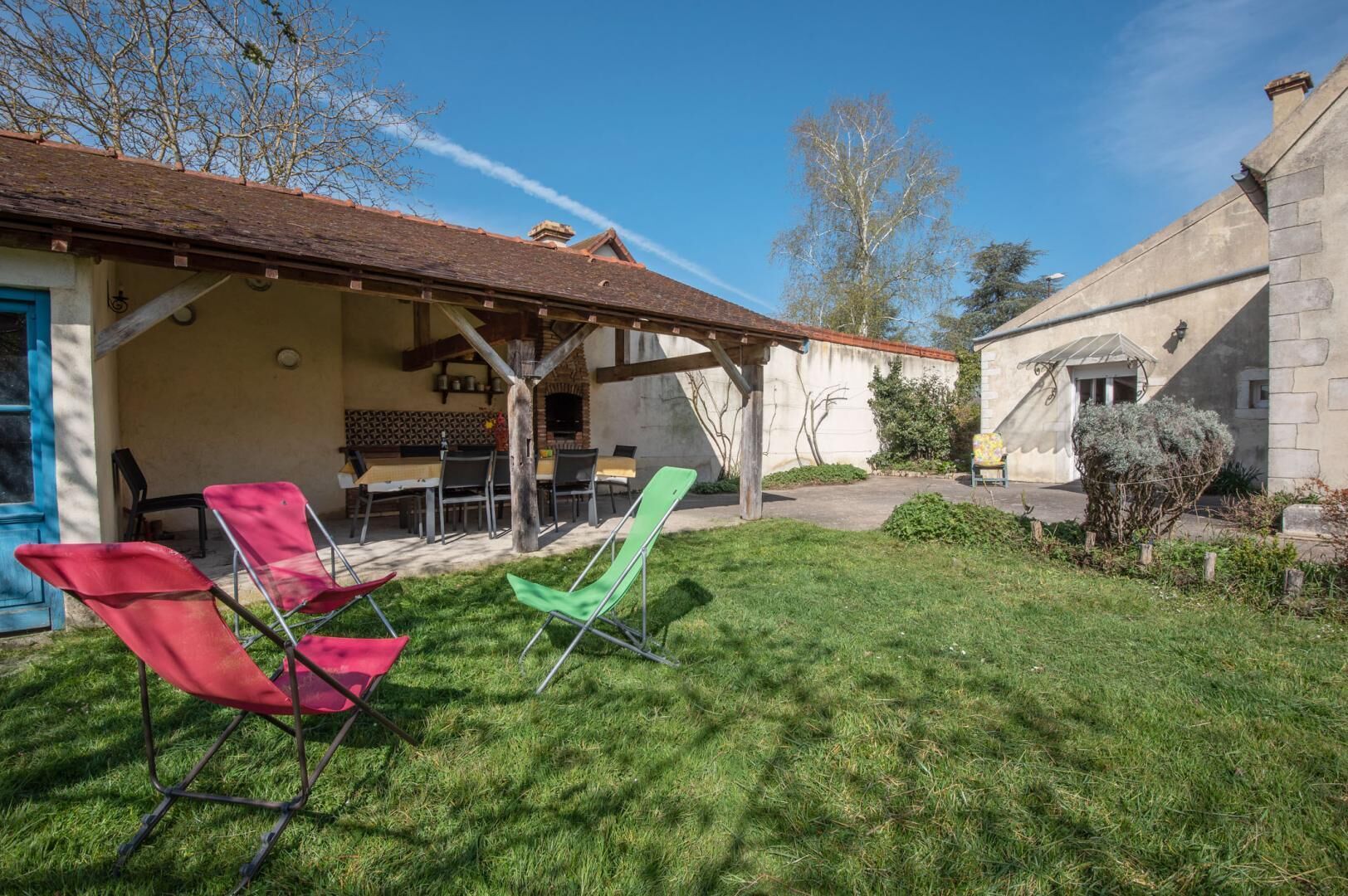 Eine Terrasse mit Sitzgelegenheiten und einem Grillbereich.
