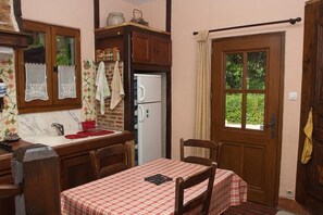 Microwave, oven, dishwasher, highchair - La Vrémontoise - MACON (MACON)
