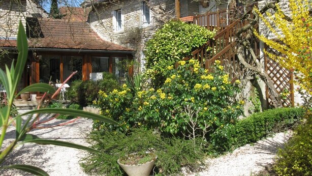 A stone house with a garden, a wooden staircase, and a gravel path. - La Randonnée - FLEY - Gîte (FLEY)