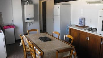 Mikrovågsugn, ugn, diskmaskin och barnstol