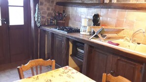 Microwave, oven, dishwasher, highchair - La Bergerie - MATOUR (MATOUR)