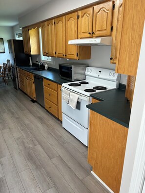 Mikrobølgeovn, ovn, kokeplater og oppvaskmaskin