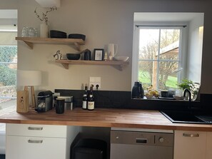 Microondas, horno, lavavajillas y periquera