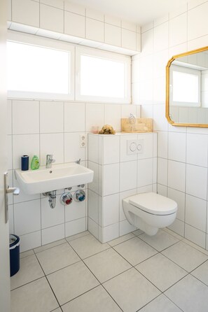 Doccia, asciugacapelli, asciugamani, sapone