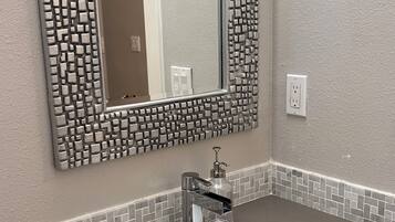 Een haardroger, handdoeken, zeep, shampoo