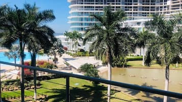 Estudio, balcón, vista al océano | Vista del balcón