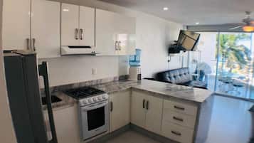 Estudio, balcón, vista al océano | Cocina privada | Cafetera y tetera
