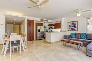 Huoneisto, parveke | Oleskelualue | 27–tuumainen taulutelevisio, jossa digitaalikanavat