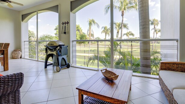 A spacious balcony with a view of palm trees and a golf course. - El Tigre Green Bay I Condos (Nuevo Nayarit)