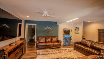 Smart TV, chimenea y videojuegos