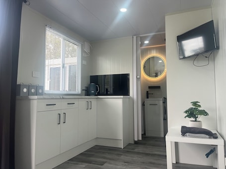 Fridge, microwave, stovetop, electric kettle. Book now for Jan & Feb HUGE discount.Two night min stay.