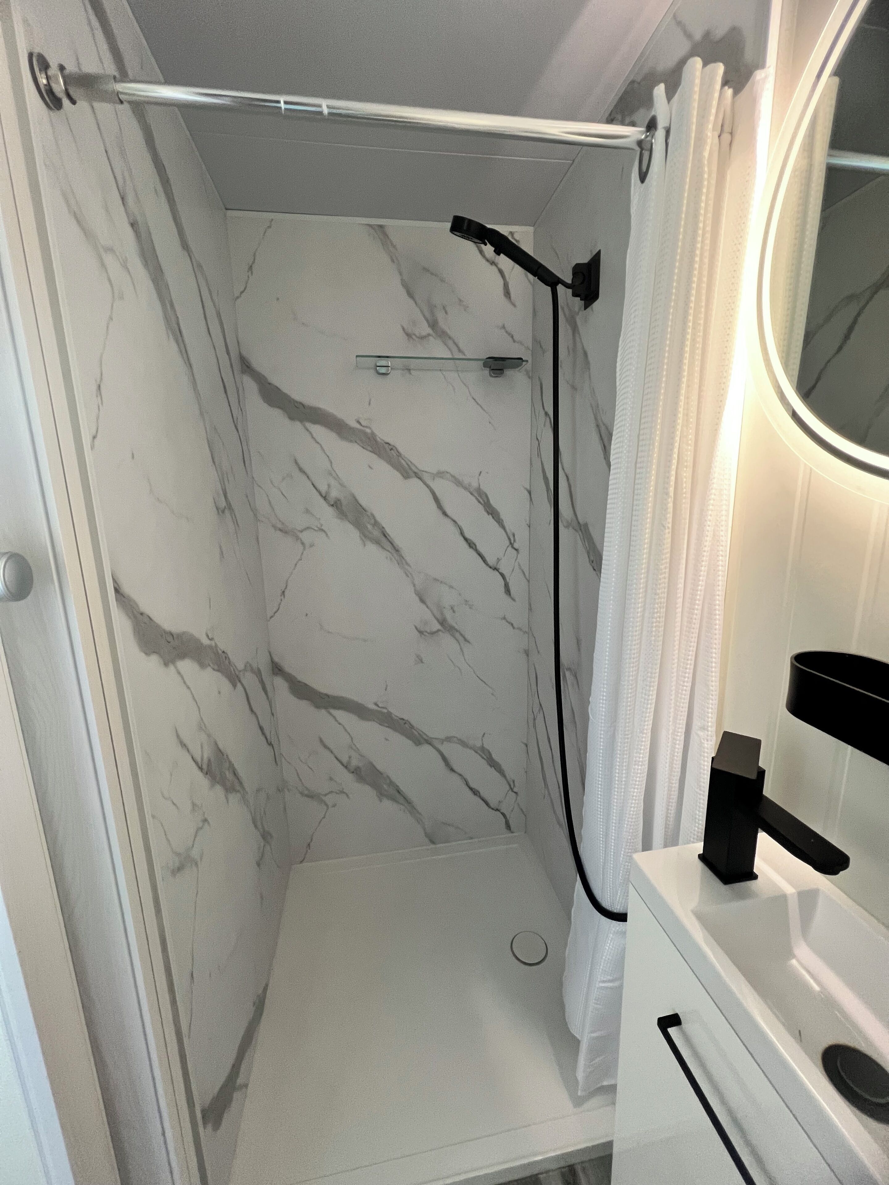 Doccia, asciugamani, sapone, carta igienica