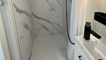 Regadera, toallas, jabón, papel de baño