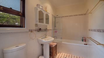 Chambre classique double, balcon, vue sur le jardin | Salle de bain | Articles de toilette (gratuits), séchoir à cheveux, serviettes fournies