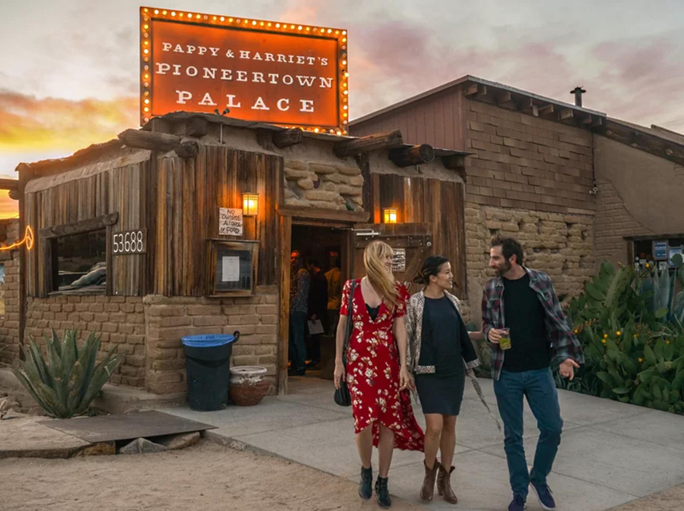 Un edificio con un cartello che riporta la scritta "Pappy & Harriet's Pioneertown Palace".