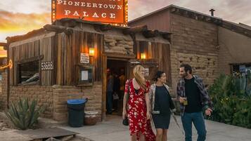 Un edificio con un cartello che riporta la scritta "Pappy & Harriet's Pioneertown Palace".