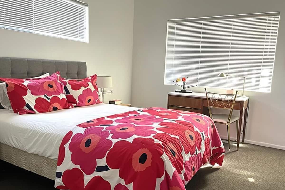 Escritorio y espacio para trabajar con laptop