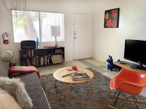 Apartamento Confort, 1 habitación, patio, vistas a la montaña | Zona de estar | Una televisión de pantalla plana, Netflix, servicios de streaming