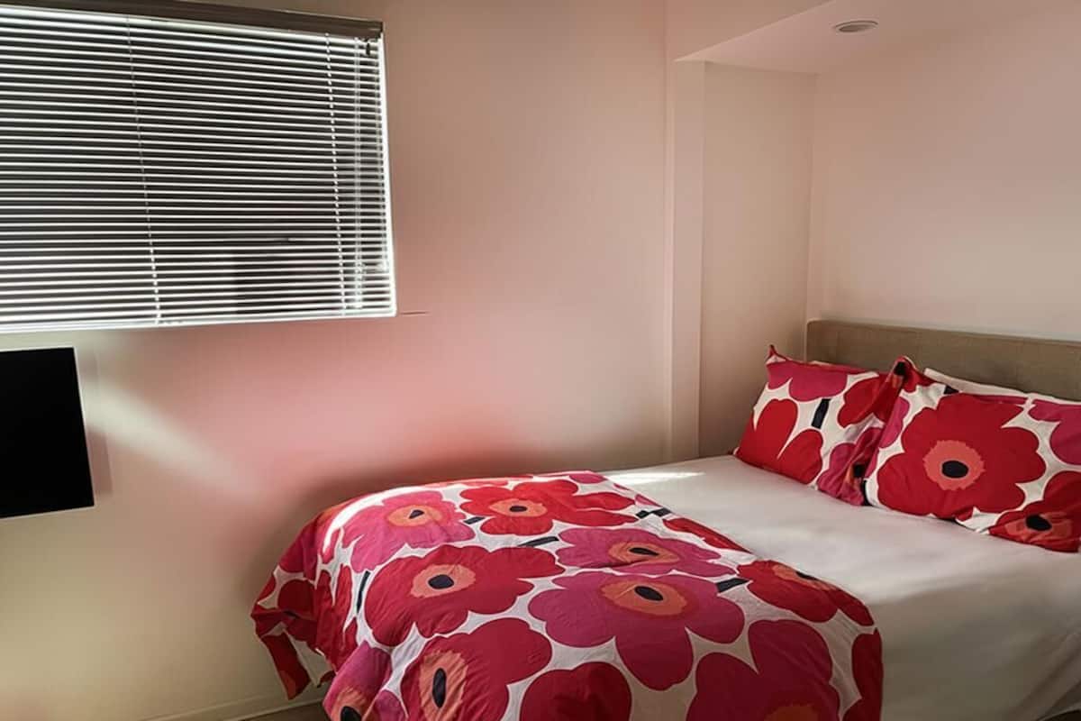 Escritorio y espacio para trabajar con laptop