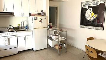 Comfort studio, 1 tweepersoonsbed met slaapbank, terras, uitzicht op bergen | Privékeuken | Een koelkast, een microgolfoven, een oven, een kookplaat