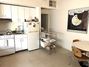 Estudio Confort, 1 cama matrimonial y sofá cama, patio, vista a la montaña | Cocina privada | Refrigerador, microondas, horno y parrilla de estufa