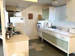 Tina con regadera, secadora de cabello, toallas, jabón