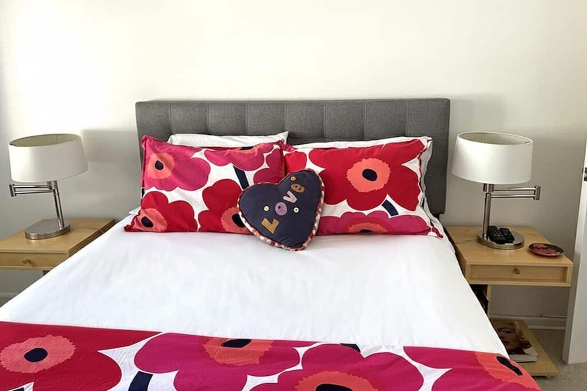 Escritorio y espacio para trabajar con laptop