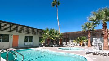 Piscine extérieure, chaises longues