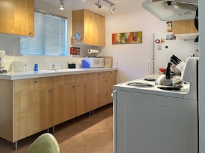 Appartement Confort, 1 chambre, patio, vue sur la montagne | Cuisine privée | Réfrigérateur, four à micro-ondes, un four, surface de cuisson