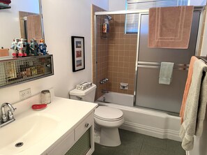 淋浴/盆浴组合、吹风机、毛巾、肥皂