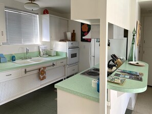 Apartamento Confort, 1 habitación, patio, vistas a la montaña | Cocina privada | Frigorífico, microondas, horno y placa de cocina