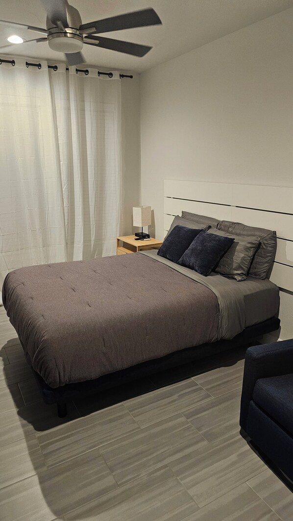 1 slaapkamer, een strijkplank/strijkijzer, wifi, beddengoed