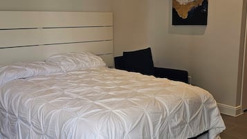 1 habitación, tabla de planchar con plancha, wifi y ropa de cama