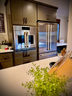 Køleskab, mikrobølgeovn, ovn, kogeplade