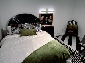 4 Schlafzimmer, Schreibtisch, Bügeleisen/Bügelbrett, WLAN