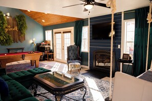 Smart TV, fireplace, video games, table football - 4-Bedroom Home - 2 King Beds, Summer Pool, Pool Table, Air Hockey + More (Cape Girardeau)