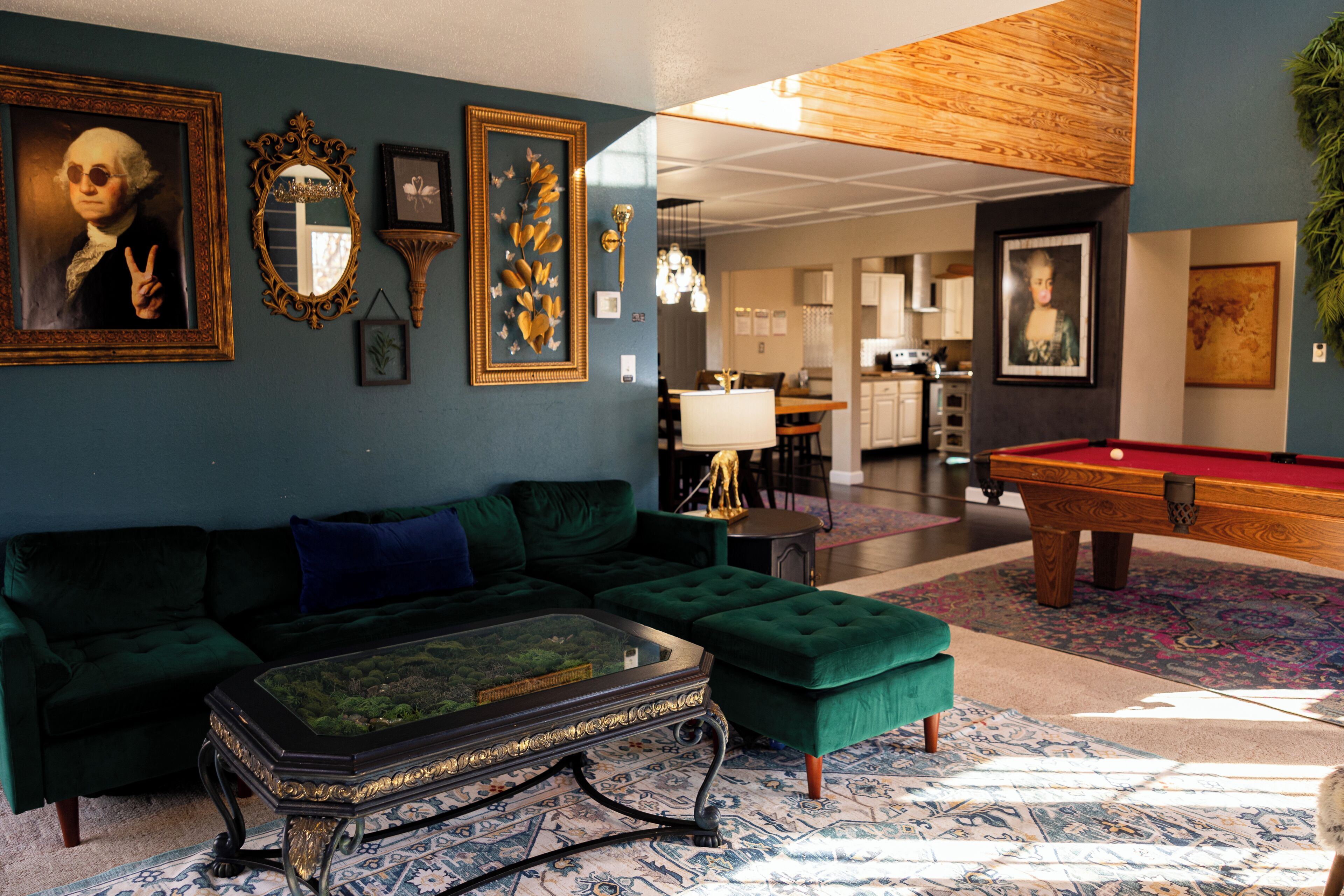 Smart-tv, eldstad, tv-spel och bordsfotboll