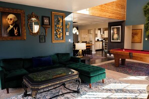 Smart-TV, Kamin, Videospiele, Tischfußball