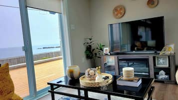 Smart TV, fireplace