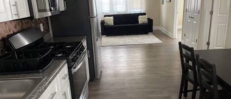 Refrigerador, microondas, horno y parrilla de estufa