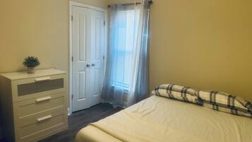 5 bedrooms, iron/ironing board, WiFi, bed sheets